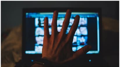 യുവതിയുടെ ഫോട്ടോയും ഫോണ്‍ നമ്പറും പോൺസൈറ്റിൽ; യുവാവിനെതിരെ കേസില്ല, 'ഒത്തുതീര്‍പ്പാക്കി കൂടെ' എന്ന് പൊലീസ്