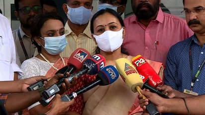 ഉമ്മൻചാണ്ടിയെ ആശുപത്രിയിൽ സന്ദർശിച്ച് ആരോഗ്യമന്ത്രി; മെഡിക്കൽ ബോർഡ് രൂപീകരിക്കും