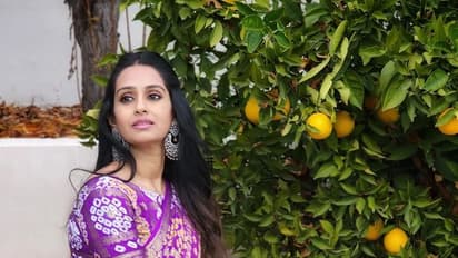 సంప్రదాయ దుస్తుల్లో వెలిగిపోతున్న తెలుగు అందం..  చీరకట్టులో మెస్మరైజ్ చేస్తున్న నటి లయ