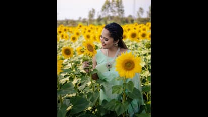 పొద్దు తిరుగుడు తోటలో ముద్దులు.. కొంగు జారుతుండగా అనసూయ రొమాన్స్, హాట్ యాంకర్ చిలిపితనం 