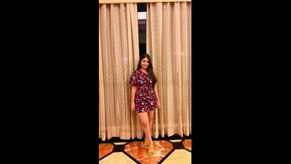 పొట్టి గౌన్‌లో హాట్‌ అందాలతో `వకీల్‌సాబ్‌` బ్యూటీ రచ్చ..  అనన్య నాగళ్ళ పిక్కల బలంపై నెటిజన్ల కామెంట్స్ 