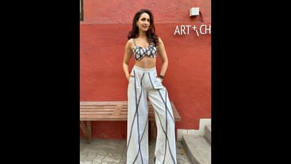 బ్రా అందాలు చూపిస్తూ చెమటలు పట్టిస్తున్న బాలయ్య భామ.. టాప్‌ షోతో  ప్రగ్యా రచ్చ.. ఇదెక్కడి తెగింపు..