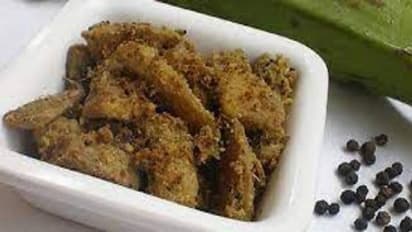 மதியம் லஞ்சுக்கு சூப்பரான சைட் டிஷ்- கல்யாண வீட்டு "வாழைக்காய் பெப்பர் சாப்ஸ்"!