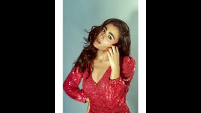 రెడ్ మిర్చిలా ఘాటు రేపుతున్న యంగ్ బ్యూటీ.. బిగుతైన డ్రెస్ లో  స్లిమ్ ఫిట్ అందాలు అదుర్స్