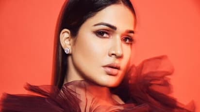 మెరూన్‌ కలర్‌ డ్రెస్‌లో అందాల రాక్షసి విరహ వేదన.. చెమటలు పట్టించే బ్లాస్టింగ్‌ పోజులు.. చూస్తే ఇక అంతే..