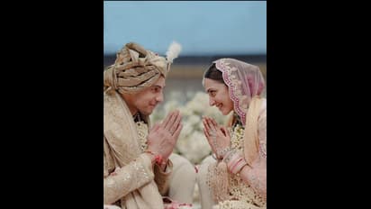  Siddharth-Kiara Wedding: ರೂಮರ್‌ಗಳಿಗೆ ಬಿತ್ತು ಕೊನೆ,  ಸಿದ್ಧಾರ್ಥನ ಮನದನ್ನೆಯಾದ ಕಿಯಾರಾ!