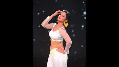 చూపుతిప్పుకోనివ్వని అందంతో కట్టిపడేస్తున్న అరియానా.. ఆ నముడు ఎక్కడ చేయించిందిరా బాబు!