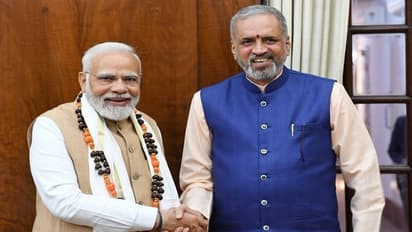 ಪ್ರಧಾನಿ ಮೋದಿಗೆ ಅಡಕೆ ಹಾರ ಹಾಕಿ ಅಭಿನಂದಿಸಿದ ಕಾಗೇರಿ