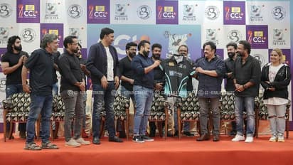 കേരള സ്ട്രൈക്കേഴ്സ് ടീമിനെ പ്രഖ്യാപിച്ചു; ജേഴ്സി പ്രകാശനം ചെയ്തു