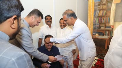 అసెంబ్లీలోనే ఎంఐఎం ఎమ్మెల్యేలకు కంటి పరీక్షలు... దగ్గరుండి చేయించిన మంత్రి హరీష్