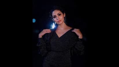 ఫ్రంటూ, బ్యాక్ పోజులతో సదా గ్లామర్ విందు.. బ్లాక్ డ్రెస్ లో మైండ్ బ్లాక్ చేస్తున్న ‘జయం’ బ్యూటీ