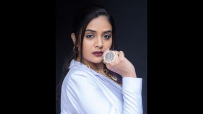 కసి చూపులతో శ్రీముఖి విరహ వేదన.. చేతులు పైకెత్తి పరువాల విందుతో బుల్లితెర రాములమ్మ టెంప్టింగ్‌ పోజులు 