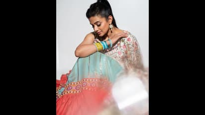 ట్రెడిషనల్ లుక్ లో కట్టిపడేస్తున్న ప్రియమణి.. ఈ అందానికి ఫిదా అయిన ఫ్యామిలీ హీరోయిన్.. క్రేజీ కామెంట్!