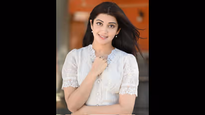 స్విమ్మింగ్ పూల్ లో ప్రణీతా జలకాలాట.. తడి అందాలతో మైమరిపిస్తున్న బుట్టబొమ్మ.. ఆ క్రెడిట్ ఆయనదేనంట?