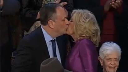 60 ಕಳೆದ ಮೇಲೆ ಅರಳು ಮರಳಾ.... ಕಮಲಾ ಹ್ಯಾರಿಸ್ ಗಂಡನನ್ನು ಚುಂಬಿಸಿದ ಅಧ್ಯಕ್ಷ ಬೈಡೆನ್ ಪತ್ನಿ