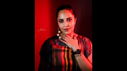 మల్టీ కలర్ డ్రెస్ లో అనసూయ మైండ్ బ్లోయింగ్ పోజులు.. ఆ విషయంలో స్టార్ యాంకర్ స్టైలే వేరు.. స్టన్నింగ్!