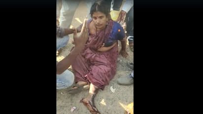 ಮಹಿಳೆಯರೇ ಬೈಕಿನಲ್ಲಿ ಹಿಂದೆ ಕೂರುವಾಗ ಎಚ್ಚರ ಎಚ್ಚರ: ಸೀರೆ ನೆರಿಗೆಯಿಂದ ಬೈಕಿನ ಚಕ್ರದ ಒಳಗೆ ಸಿಲುಕಿದ ಮಹಿಳೆ ಕಾಲು