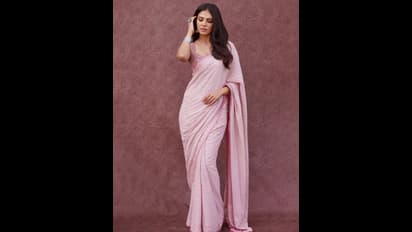 பேபி பிங்க் நிற சேலையில்... புன்னகையால் இளம் நெஞ்சங்களை கட்டி இழுக்கும் மாளவிகா மோகனன்!