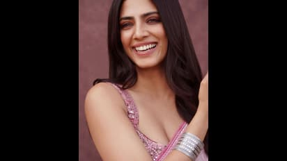 స్లీవ్‌లెస్‌ బ్లౌజ్‌, వొంపుల నడుము, చీరలో మల్లు బ్యూటీ ఫైరింగ్‌ పోజులు.. అందాన్ని చూసేందుకు రెండు కళ్లు చాలవు