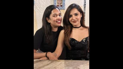 స్నేహితురాలికి ఆషురెడ్డి ముద్దుల వర్షం.. టాప్‌ క్లీవేజ్‌ అందాలతో ఎట్రాక్ట్ చేస్తున్న బిగ్‌ బాస్‌ బ్యూటీ