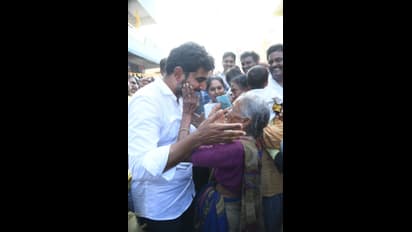 అందరినీ ఆప్యాయంగా పలకరిస్తూ, సెల్పీలు దిగుతూ... జోరుగా లోకేష్ పాదయాత్ర 