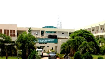 రాజేంద్రనగర్‌ ఉద్యాన కళాశాల విద్యార్థుల నిరసన.. ప్రొఫెసర్లు లోనికి వెళ్లకుండా అడ్డగింత.. తీవ్ర ఉద్రిక్తత..