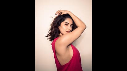 బ్లాస్టింగ్ అందాలతో మంటలు రేపుతున్న ‘హిట్’ బ్యూటీ.. టెంప్టింగ్ పోజులతో కుర్ర భామ రచ్చ!