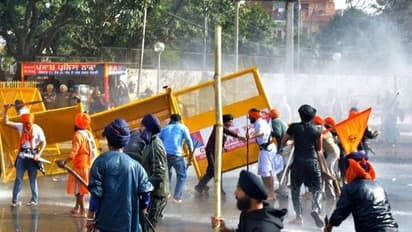 సిక్కు ఖైదీల విడుద‌ల‌కు డిమాండ్: క‌త్తులు, క‌ర్ర‌ల‌తో దాడి.. 30 మంది పోలీసుల‌కు గాయాలు 