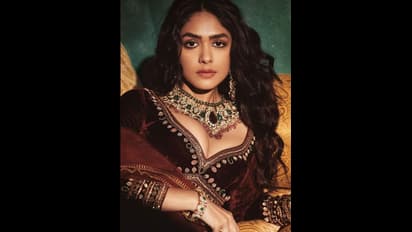 ట్రెడిషనల్ లుక్ లో యువరాణిలా ‘సీతారామం’ హీరోయిన్.. బ్రైడల్ ఫొటోషూట్ తో కట్టిపడేస్తున్న మృణాల్ ఠాకూర్.. 