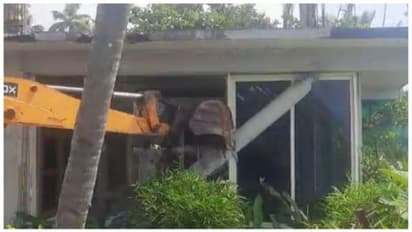 വര്‍ക്കലയില്‍ തീരദേശ പരിപാലന നിയമം ലംഘിച്ചു നിർമിച്ച ക്ലിഫി പാണ്ഡേ കെട്ടിടം നഗരസഭ പൊളിച്ചു നീക്കി