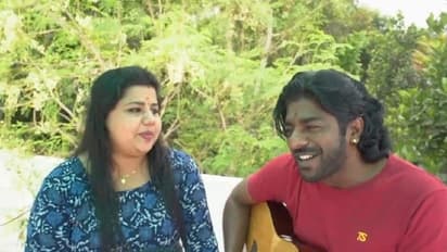 'വിശേഷമായില്ലെയെന്ന ചോദ്യത്തിന് ഉത്തരം പറയാൻ സമയമായി'; സന്തോഷം പങ്കുവെച്ച് സ്നേഹ ശ്രീകുമാർ