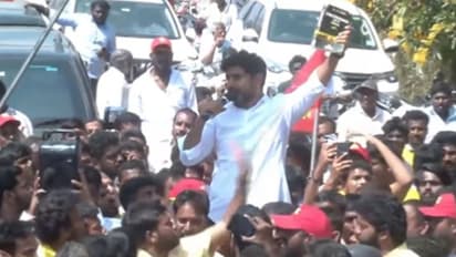 నారా లోకేష్ పాదయాత్రలో మరోసారి ఉద్రిక్తత.. మాట్లాడకుండా అడ్డుకున్న పోలీసులు.. స్టూల్‌పై నిల్చొని నిరసన..