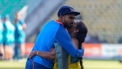 അരങ്ങേറ്റത്തിന് പിന്നാലെ അമ്മയുടെ സ്നേഹാലിംഗനം; കെ എസ് ഭരതിന്റെ ചിത്രം വൈറല്