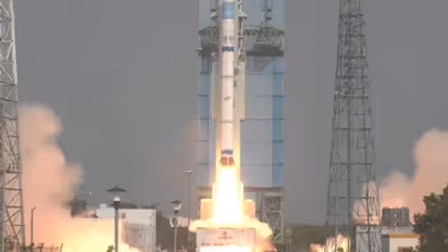 ISRO SSLV-D2 launch:SSLV-D2 ராக்கெட் வெற்றிகரமாக சீறிப்பாய்ந்தது:3 செயற்கைக்கோள்களை  நிலைநிறுத்தி இஸ்ரோ சாதனை!