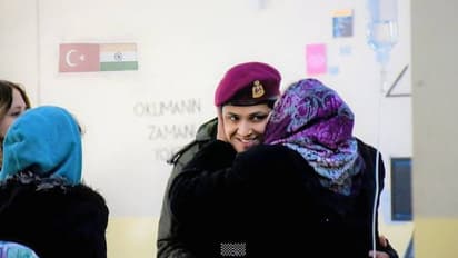 ഇന്ത്യൻ ആർമി ഉദ്യോഗസ്ഥയെ ആലിംഗനം ചെയ്യുന്ന ടർക്കിഷ് വനിത, 'ഓപ്പറേഷൻ ദോസ്തു'മായി സൈന്യം തുർക്കിയിൽ