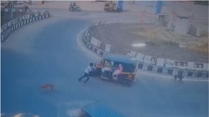 സ്‌കൂൾ വിദ്യാർഥിയെ തെരുവ് നായ ഓടിച്ചു, ഓടിയത് ഓട്ടോക്ക് മുന്നിലേക്ക്; അപകടം ഒഴിവായത് തലനാരിഴക്ക്- വീഡിയോ