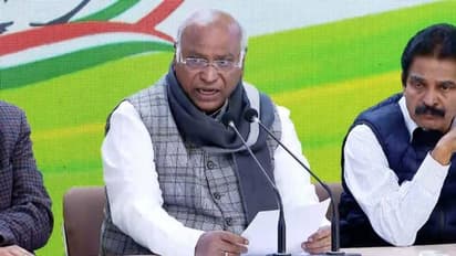 ரூ.100 கோடி இழப்பீடு கேட்டு அவதூறு வழக்கு: காங்கிரஸ் தலைவர் கார்கேவுக்கு சம்மன்