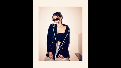 టాప్‌ అందాలు చూపించేందుకు జాకెట్‌ విప్పిన కృతి సనన్‌.. చిరిగిన ప్యాంట్‌లో థైస్‌ షోతో ప్రభాస్‌ భామ విరహ వేదన..