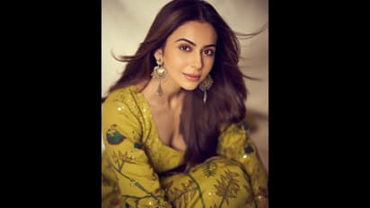 రకుల్ ని ఇంత పద్ధతిగా ఎప్పుడూ చూసి ఉండరేమో.. ప్లజెంట్‌ లుక్‌లో కట్టిపడేస్తున్న హాట్‌ హీరోయిన్.. 