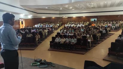 Kalaburagi: ನ್ಯಾಯ ಸಮ್ಮತ ಚುನಾವಣೆಗೆ ಅಧಿಕಾರಿಗಳು ಕಾರ್ಯ ತತ್ಪರರಾಗಿ: ಡಿಸಿ ಯಶವಂತ ಗುರುಕರ್