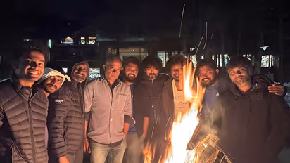 லியோ படக்குழுவினர் காஷ்மீரில் கேம்ப் பயர்... வெளியான தளப(தீ) புகைப்படம்!!