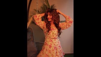 డ్రెస్, కురులు, కళ్ళు చెదిరే సొగసుతో ధమాకా అందం.. పాలరాతి శిల్పంలా యంగ్ బ్యూటీ శ్రీలీల హొయలు 