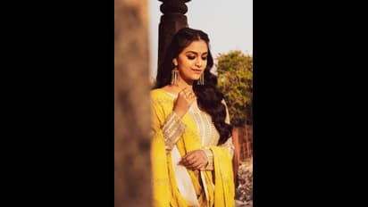 పొట్టి డ్రెస్ లో గ్లామర్ విందు చేస్తూ కీర్తి సురేష్ యోగాసనాలు..  వైరల్ అవుతున్న పోజులు.!