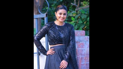 చెక్కు చెదరని అందంతో కట్టిపడేస్తున్న హోమ్లీ బ్యూటీ.. లెహంగాలో సీనియర్ నటి గ్లామర్ మెరుపులు 