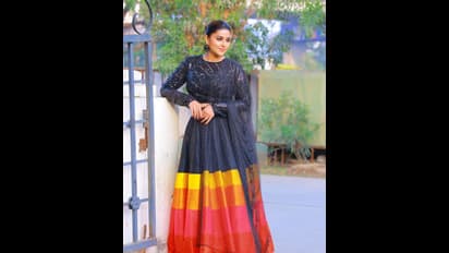 தகதவென ஜொலிக்கும் கருப்பு நிற டாப்பில்... இடையழகை காட்டி ரசிகர்களை சொக்க வைக்கும் நடிகை சினேகா! 