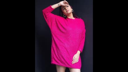 ప్యాంట్‌  విప్పేసి థైస్‌ షో చేసిన శ్రీముఖి.. అసలే పొట్టి టాప్‌ పైగా కాళ్లు పైకెత్తి పోజులు.. కుర్రాళ్లకి పండగే