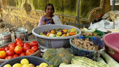 എങ്ങനെ ജീവിക്കും സാർ? 'ഒരു നിവർത്തിയുമില്ല എല്ലാത്തിനും ഭയങ്കര വില', വിലക്കയറ്റത്തിൽ കണ്ണുനനഞ്ഞ് ദേവകിയമ്മ