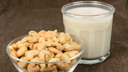 జీడిపప్పును పాలలో నానబెట్టి తింటే ఎంత మంచిదో తెలుసా?