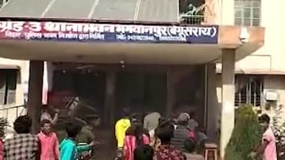 యువకుడి హత్య.. ఆగ్రహంతో పోలీసు స్టేషన్ పై గ్రామస్థుల దాడి !