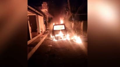 കോഴിക്കോട് വീട്ടുമുറ്റത്ത് നിർത്തിയിട്ടിരുന്ന വാഹനങ്ങൾക്ക് തീയിട്ടു